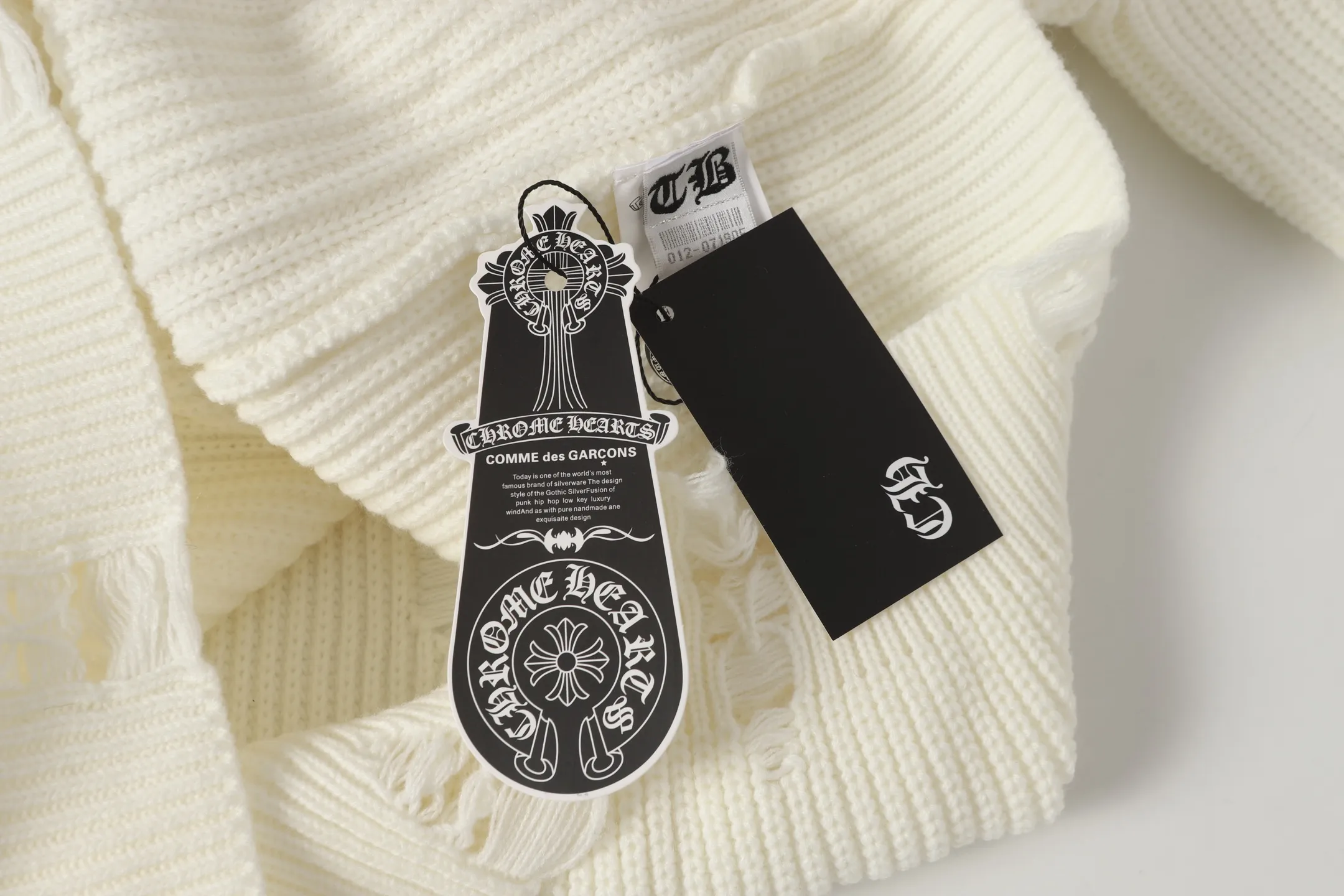 P270 #M902 Cross-border model, please do not place an order if you are pursuing quality - Chrome Hearts/Chrome Hearts cross leather✝️Frayed knitted sweater - High weight, high density and high quality. The wool is soft, delicate and skin-friendly. It feels soft and silky. It has excellent warmth and skin-friendly properties - Custom-woven and dyed with no color difference. No matter the fabric or workmanship details, it beats the ordinary version on the market - Hardware zipper accessories are all customized and full of details -Colour: off-white -Size: S M L XL